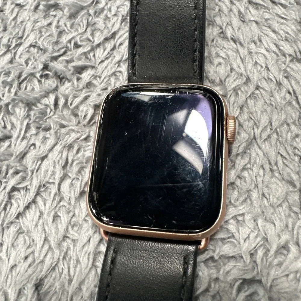 Apple Watch Series 5 40mm Rose Gold Untested For Parts Cracked Corner
